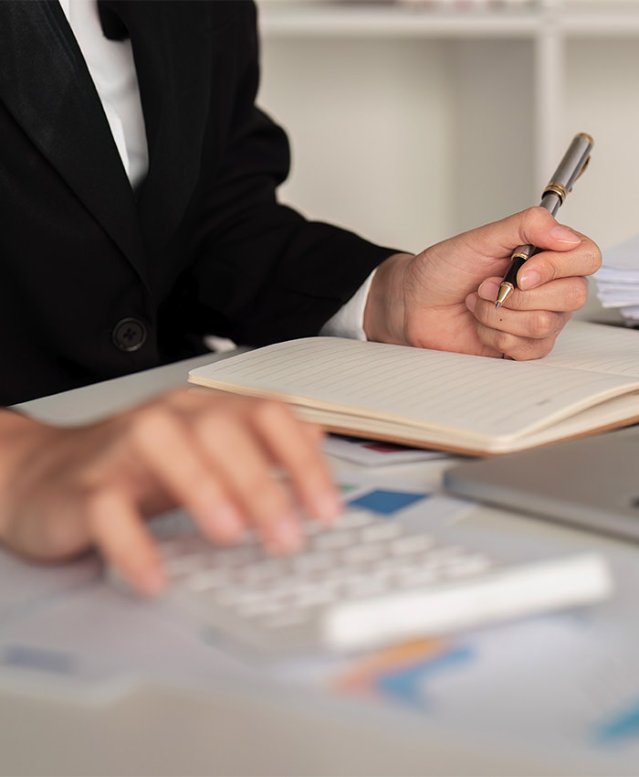 رجل يقوم بالحسابات