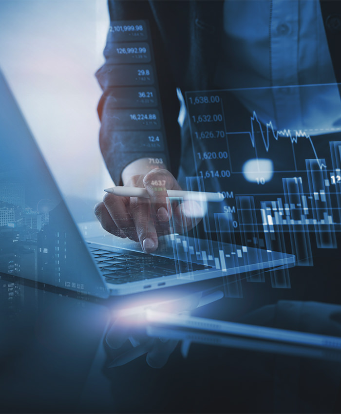 امرأة تستخدم جهاز كمبيوتر محمول