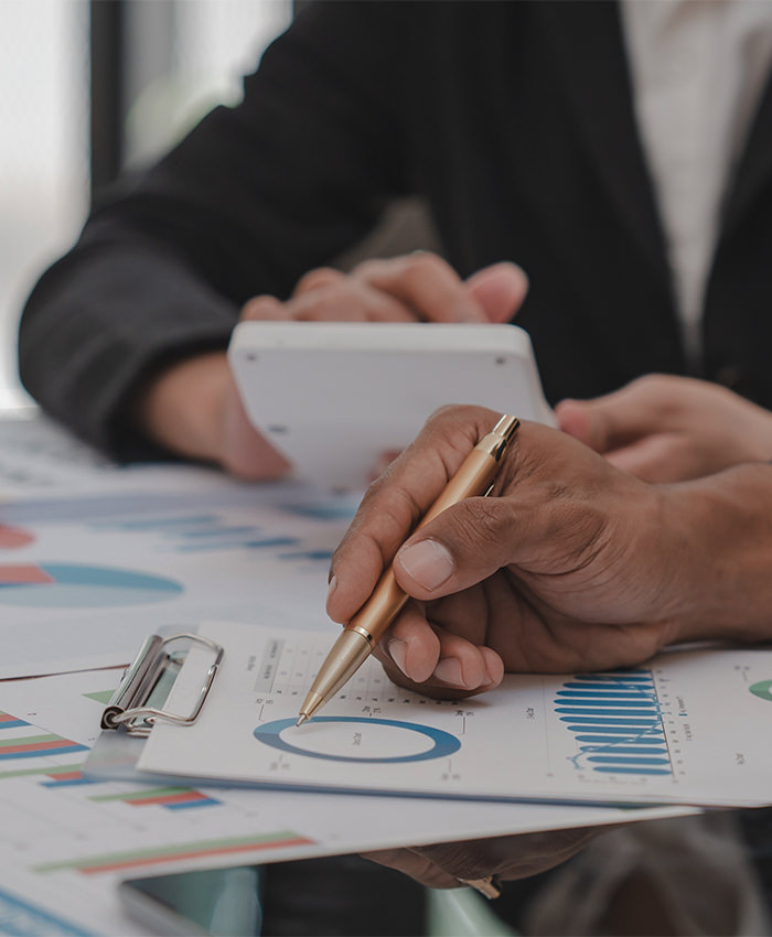 يقوم الفريق بتحليل البيانات