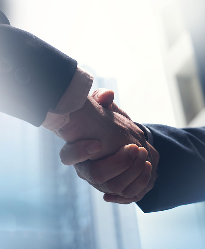 رجلان يتصافحان