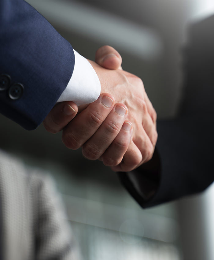 رجلان يتصافحان