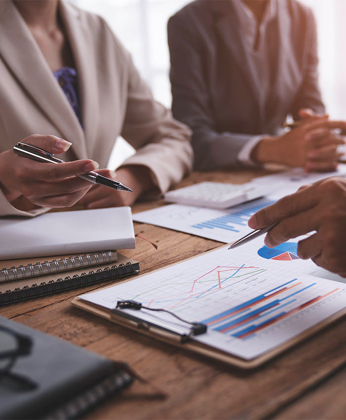 يقوم الفريق بتحليل البيانات