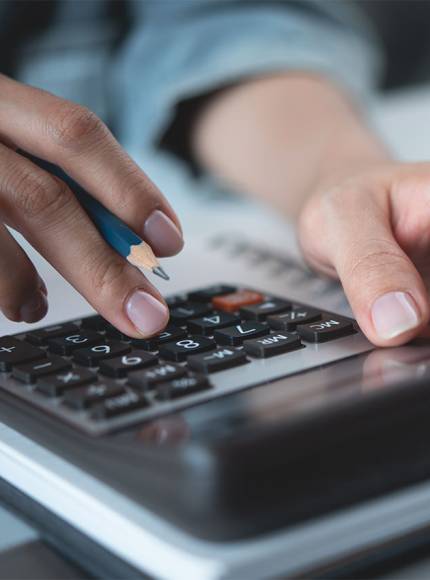 امرأة تستخدم الآلة الحاسبة