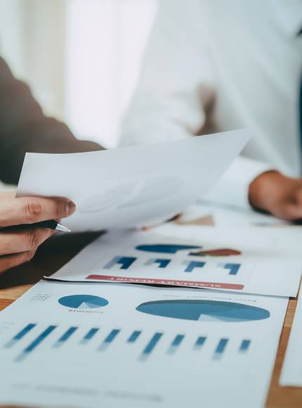 تظهر العديد من المخططات والرسوم البيانية على بعض الورق