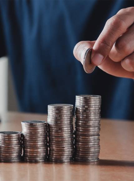 تم تكديس عدة أكوام من العملات المعدنية