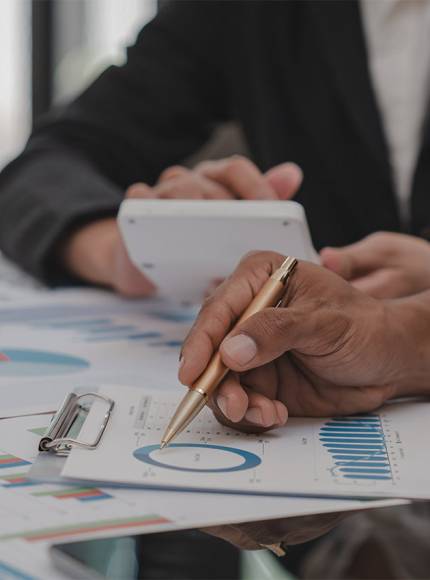 فريق يقوم بتحليل البيانات