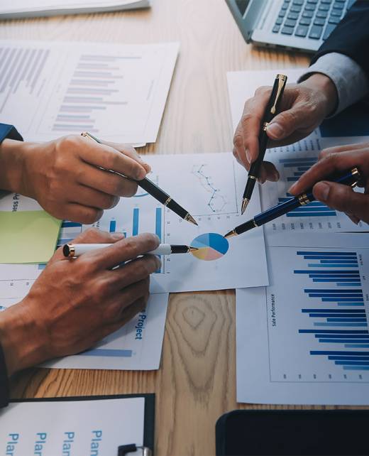 يقوم الفريق بتحليل البيانات