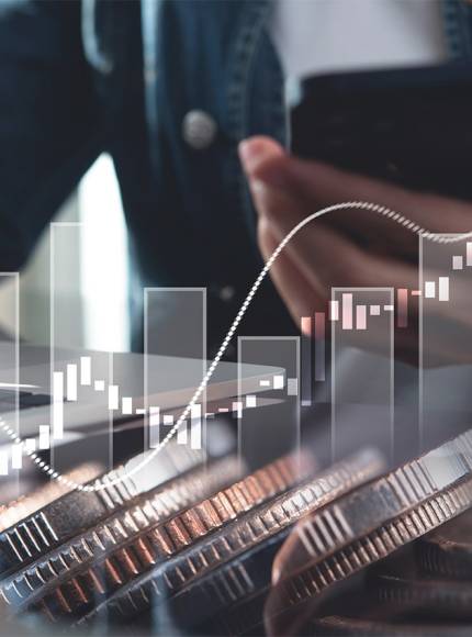 شخص ينظر إلى هاتفه